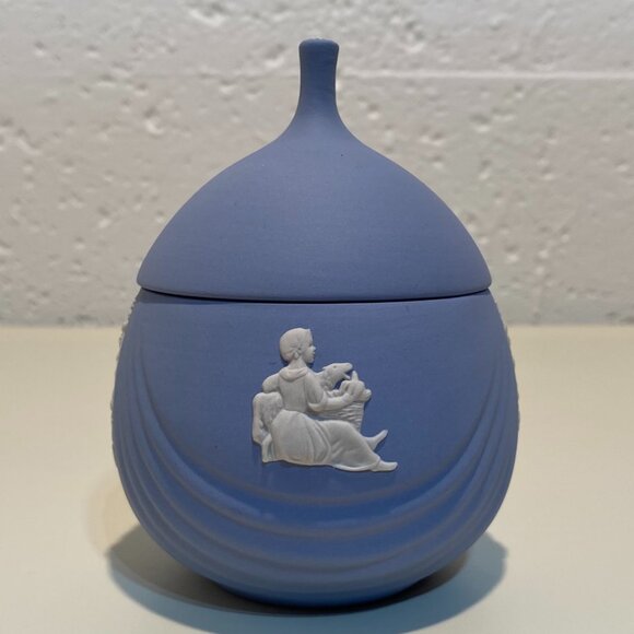 Wedgwood Blue Jasperware Small Lidded Pot with White Motif and Daisy Top - Picture 5 of 12